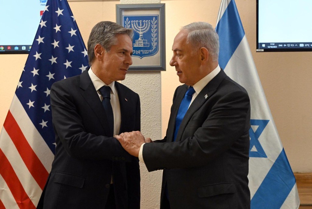 O secretário de Estado dos EUA, Antony Blinken (à esq.), e o primeiro-ministro de Israel, Benjamin Netanyahu (à dir.). 12/10/2023