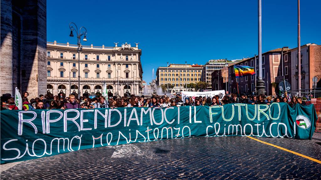 GettyImages-2147928769.jpg Ativistas ambientais em Roma: a causa ESG avança na Europa
