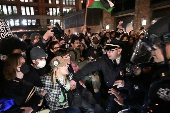 Polícia de Nova York prende manifestantes pró-Palestina na Universidade de Columbia – 22/04/2024