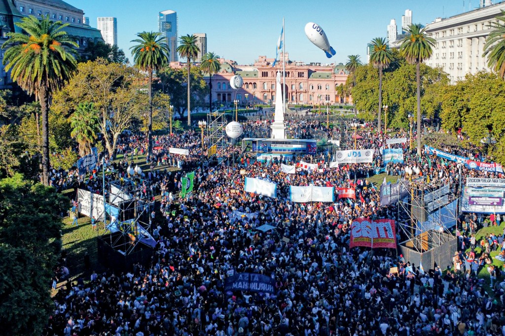 NÃO É FÁCIL - Protesto em Buenos Aires: o “remédio” se faz sentir no bolso