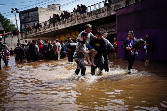 Evacuação na cidade de Canoas, no Rio Grande do Sul: mais de 88.000 perderam suas casas