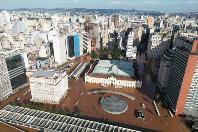 Centro de Porto Alegre tomado pelas águas