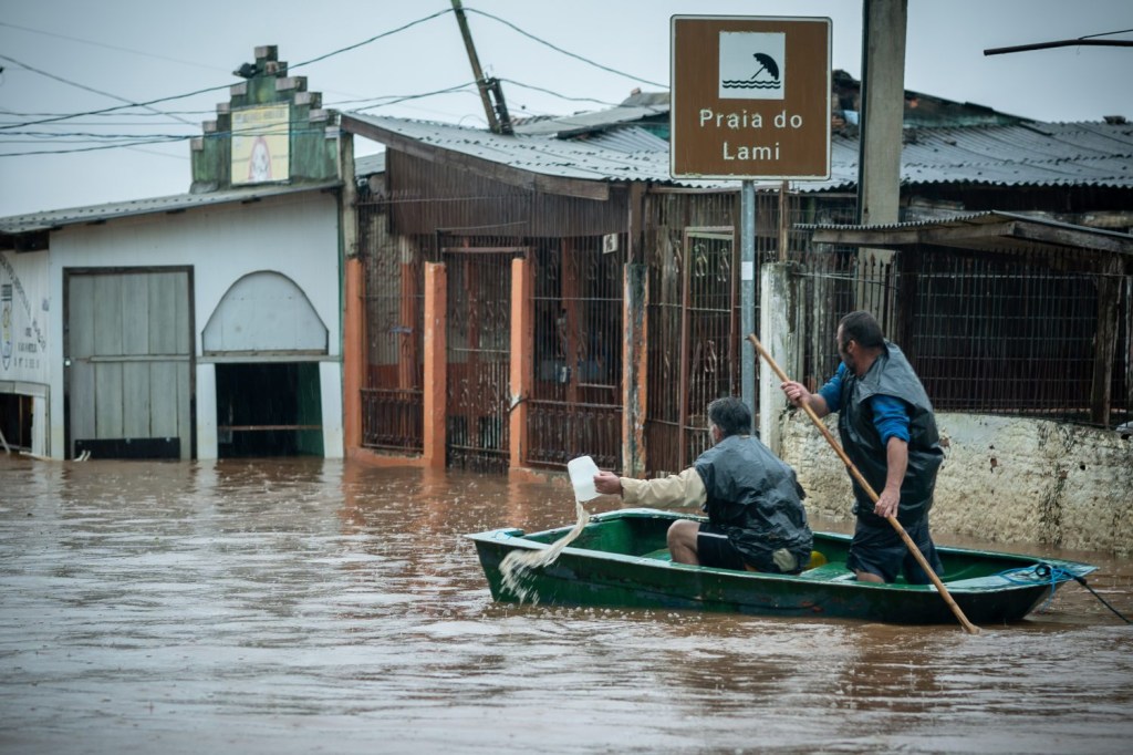 Inundação na região da Praia do Lami, em Porto Alegre, após fortes chuvas atingirem a cidade