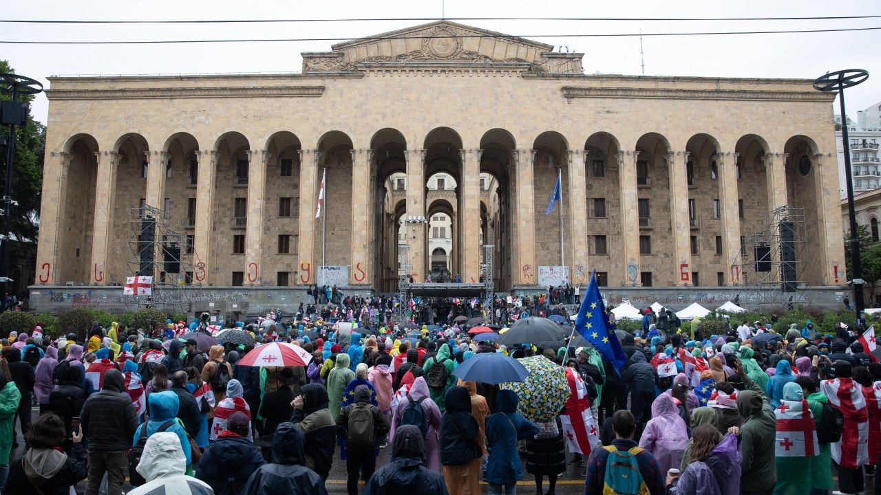 Manifestantes protestam do lado de fora do Parlamento da Georgia por aprovação de "lei russa", em Tbilisi. 14/05/2024