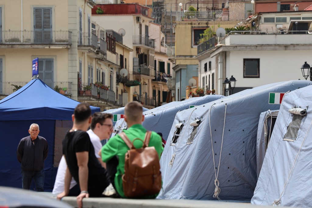 Tendas montadas pela Proteção Civil para abrigar os deslocados (mais de 36 famílias) após o forte terremoto em Pozzuoli, na Itália. 21/05/2024