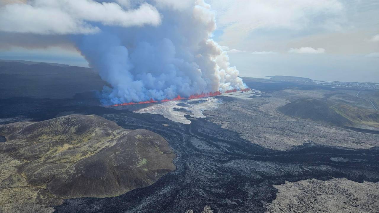 Visão aérea da fissura vulcânica em erupção na península de Reykjanes, na Islândia. 29/05/2024