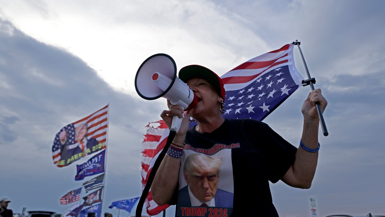 Apoiadores do ex-presidente dos EUA, Donald Trump, protestam perto de Mar-a-Lago, na Flórida. 20/05/2024