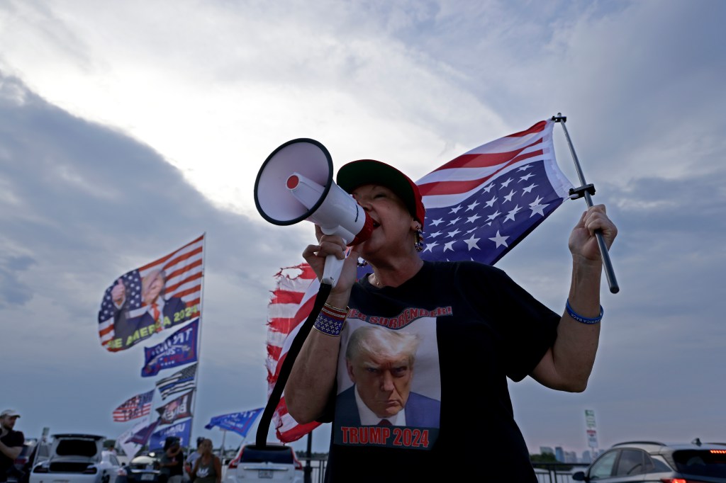 Apoiadores do ex-presidente dos EUA, Donald Trump, protestam perto de Mar-a-Lago, na Flórida. 20/05/2024