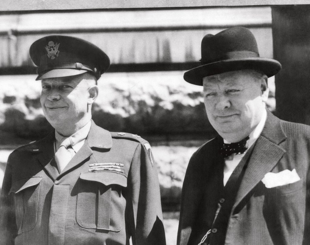 PROTAGONISTAS - Eisenhower (à esq.) e Churchill: os líderes do mundo livre