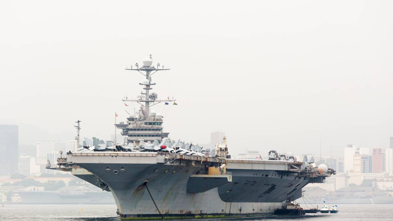 USS George Washington ancorado na Baía de Guanabara, no Rio de Janeiro. -