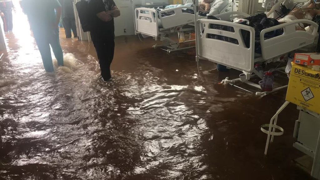 Hospital de Pronto Socorro de Canoas estava com 400 pessoas, entre funcionários, pacientes e desabrigados, quando precisou ser evacuado