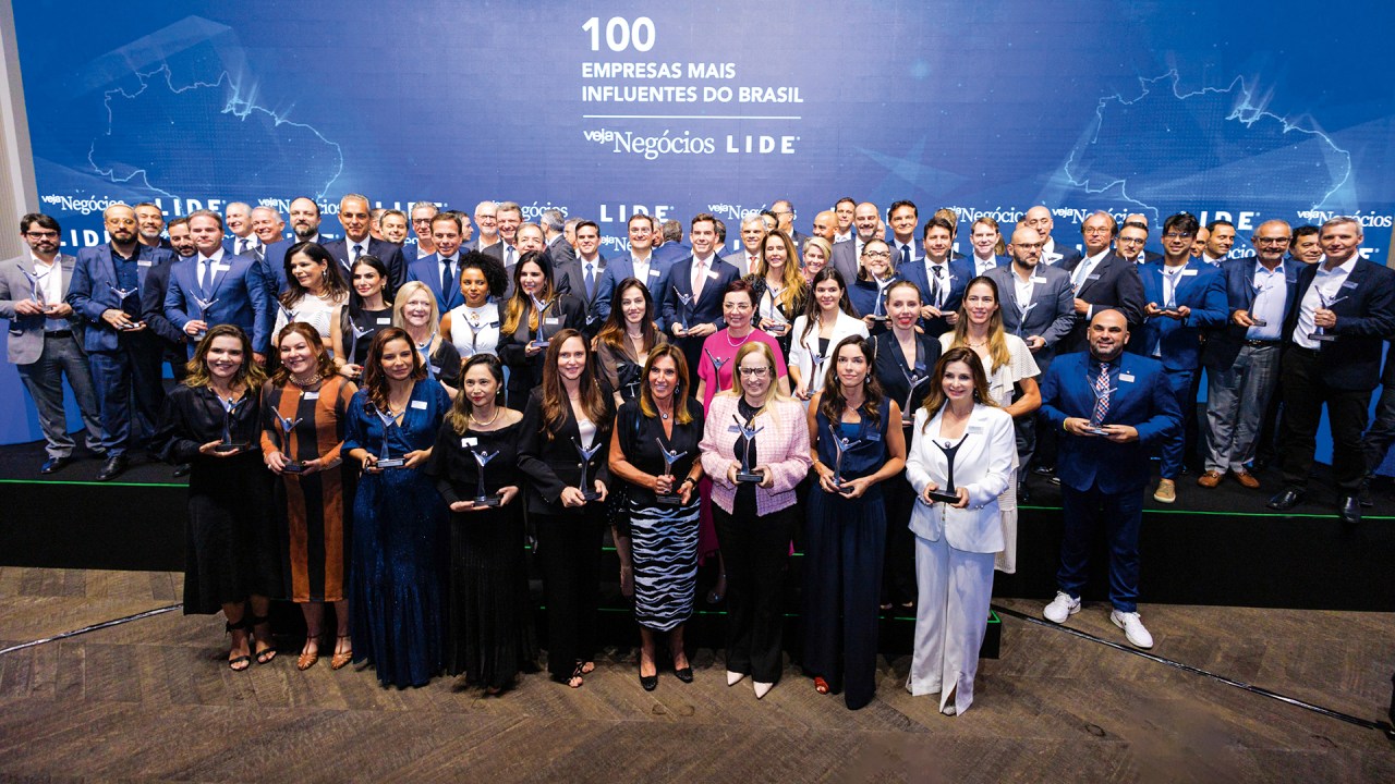 VENCEDORES - Troféu na mão: CEOs marcaram presença no concorrido evento
