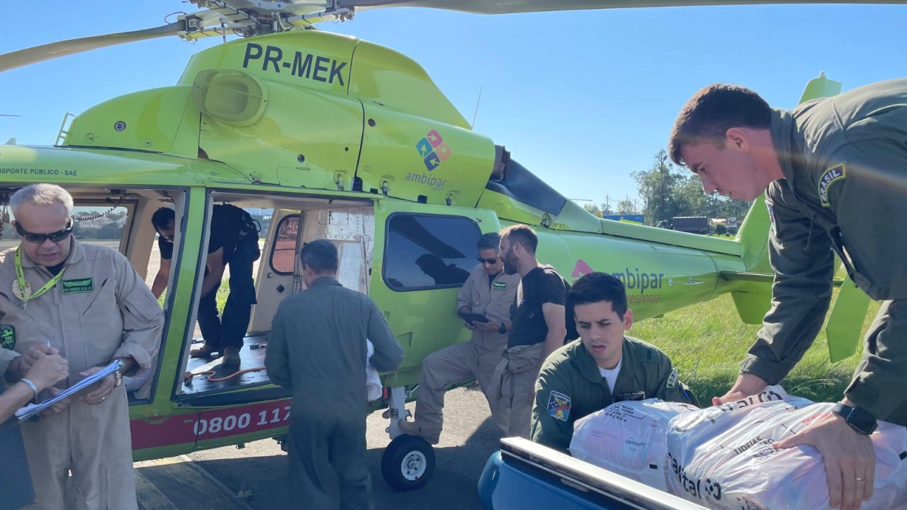 Helicóptero e funcionários da Ambipar prestando socorro no Rio Grande do Sul