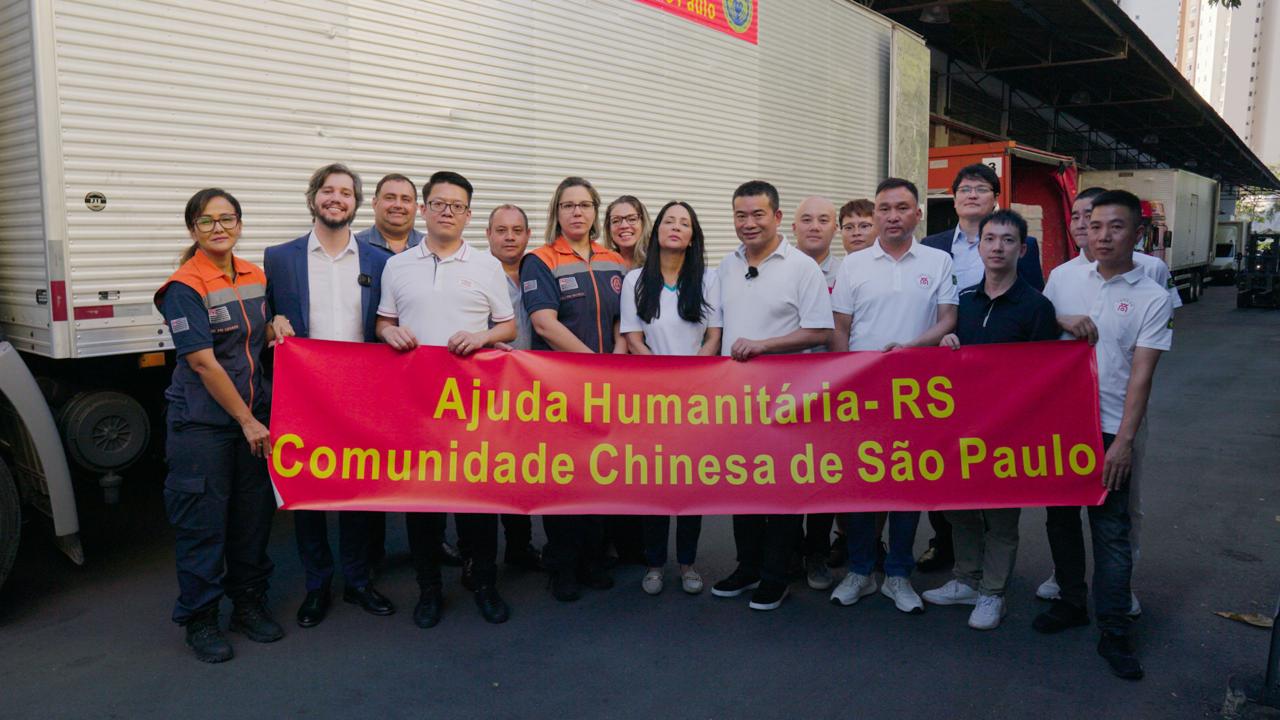 Membros da comunidade chinesa e do governo de SP durante entrega de doações