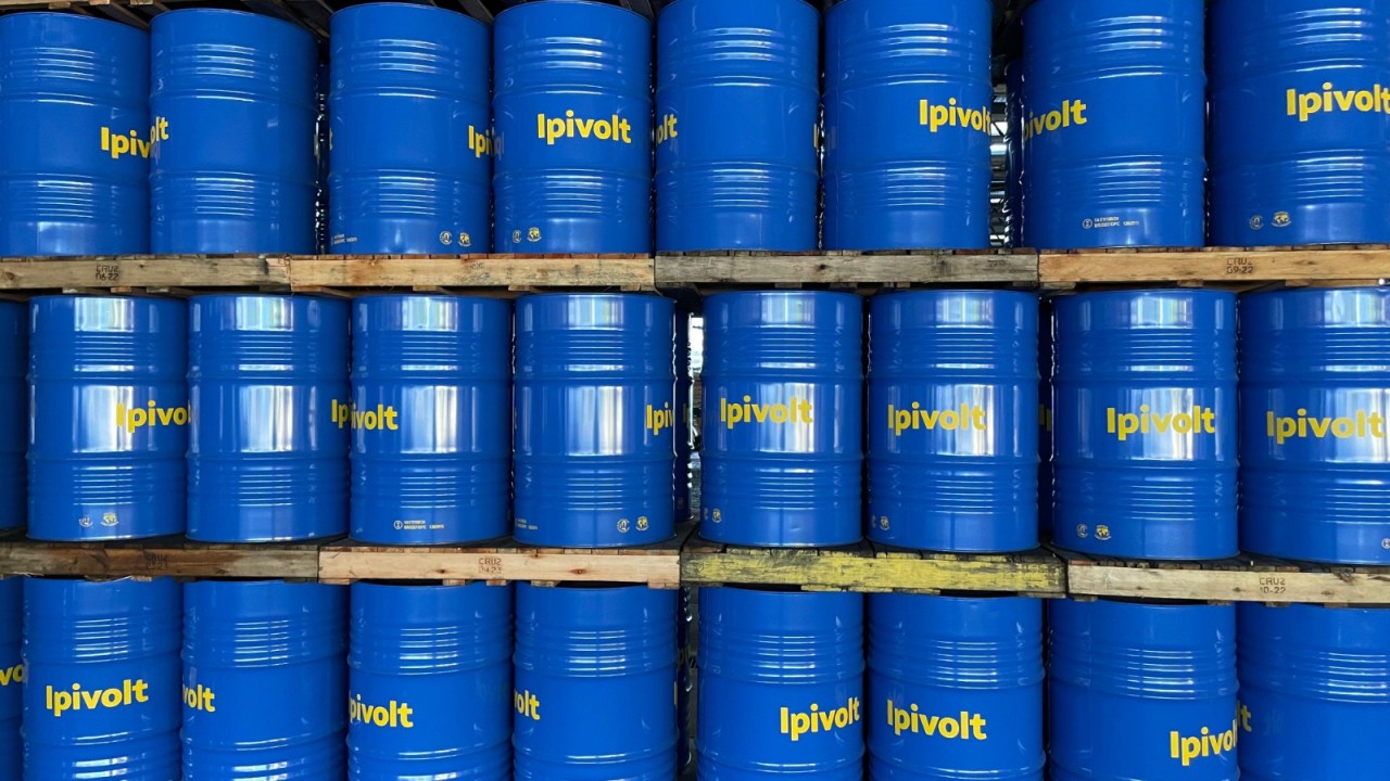 Galões de óleo produzidos pela Ipiranga Lubrificantes