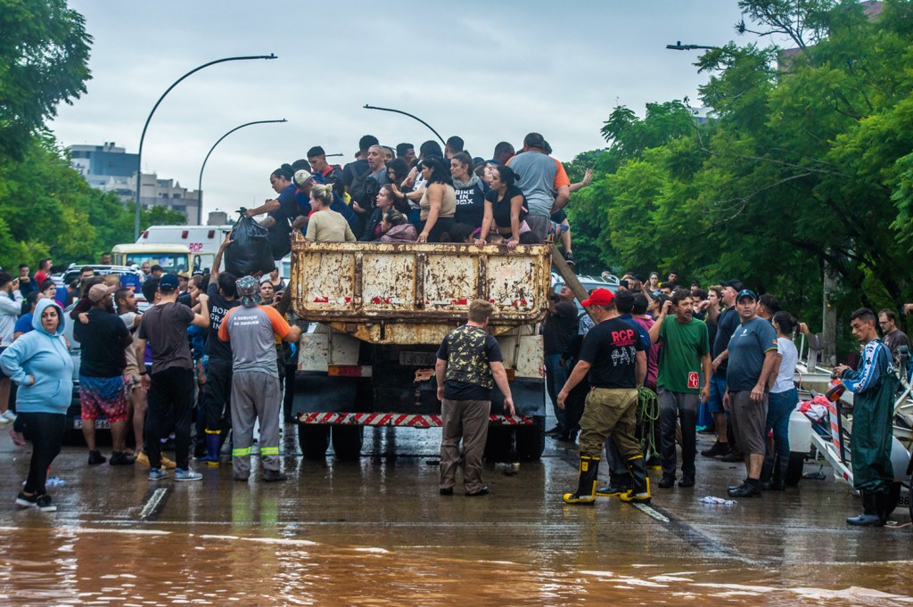 DESESPERO - Resgate na região metropolitana: milhares deixaram suas casas