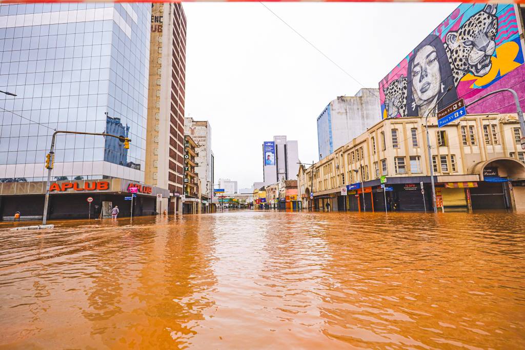 Porto Alegre alagada Guaíba inunda ruas, e prefeitura esvazia Centro Histórico de Porto Alegre