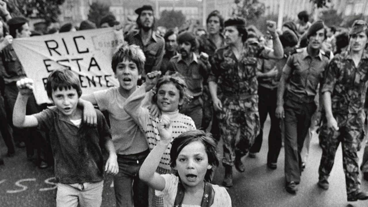 FOTOGRAFIA - A Revolução dos Cravos vista por Salgado: imagens históricas
