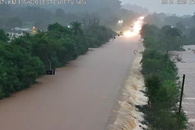 Rodovia estadual RSC-287 coberta por enchente no município de Candelária