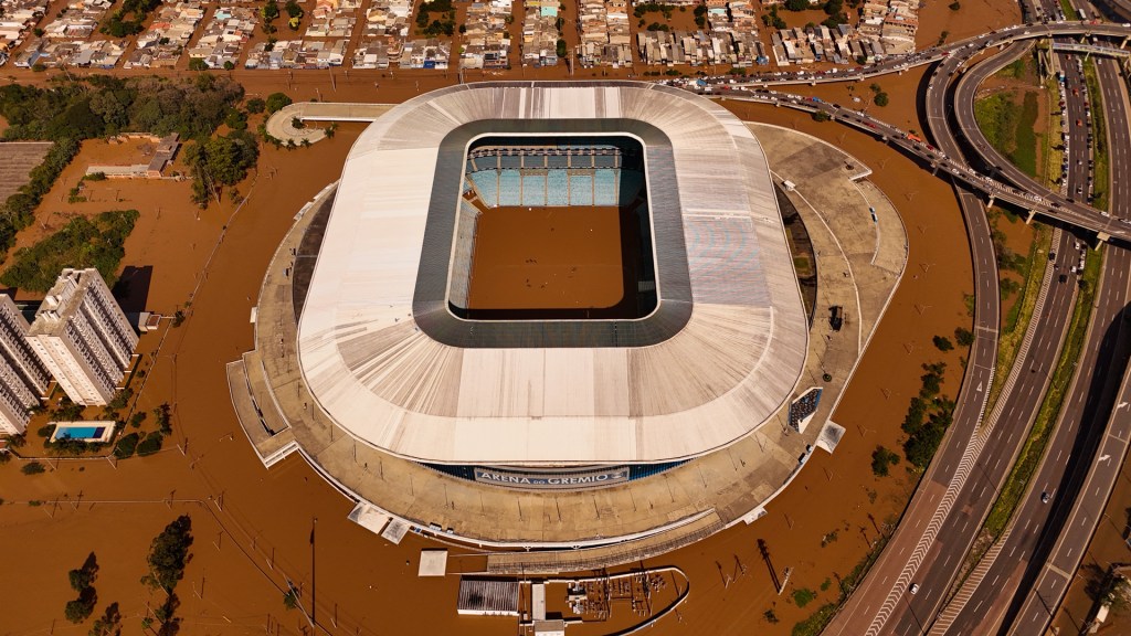 O GRAMADO SUMIU - Arena do Grêmio: um dos maiores estádios de futebol do país foi tomado de lama