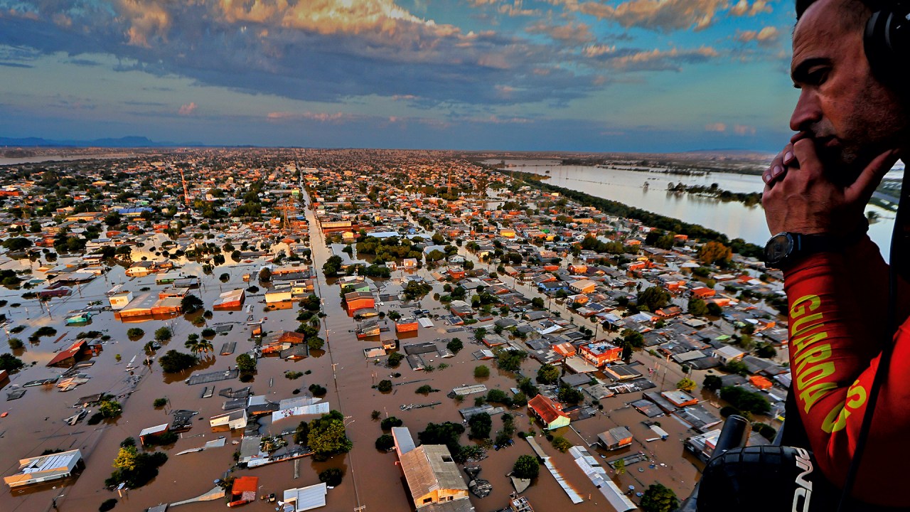 DESOLAÇÃO - Bombeiro sobrevoa Porto Alegre: água do Guaíba supera recorde