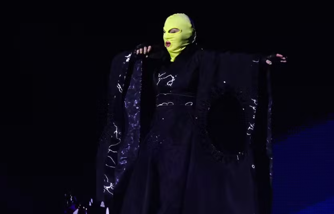 Madonna de máscara em ensaio –