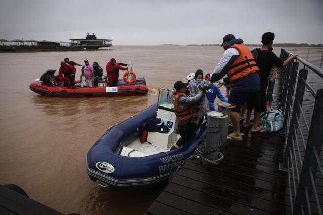 Defesa Civil e Forças Armadas atuam em resgates de vítimas das inundações no Rio Grande do Sul; fortes chuvas atingem o estado desde a última sexta-feira, 30. (Fotos: Prefeitura de Porto Alegre/Ministério da Defesa/Ricardo Stuckert) Defesa Civil e Forças Armadas atuam em resgates de vítimas das inundações no Rio Grande do Sul; fortes chuvas atingem o estado desde a última sexta-feira, 30. (Fotos: Prefeitura de Porto Alegre/Ministério da Defesa/Ricardo Stuckert)