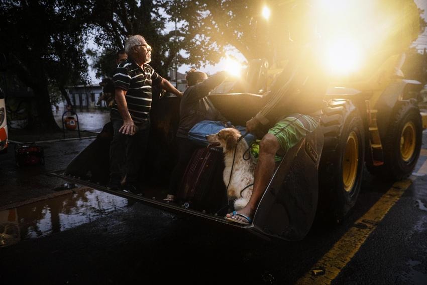 Defesa Civil e Forças Armadas atuam em resgates de vítimas das inundações no Rio Grande do Sul; fortes chuvas atingem o estado desde a última sexta-feira, 30. (Fotos: Prefeitura de Porto Alegre/Ministério da Defesa/Ricardo Stuckert)