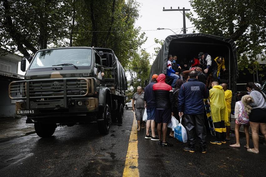 Defesa Civil e Forças Armadas atuam em resgates de vítimas das inundações no Rio Grande do Sul; fortes chuvas atingem o estado desde a última sexta-feira, 30. (Fotos: Prefeitura de Porto Alegre/Ministério da Defesa/Ricardo Stuckert)