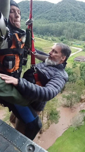 Defesa Civil e Forças Armadas atuam em resgates de vítimas das inundações no Rio Grande do Sul; fortes chuvas atingem o estado desde a última sexta-feira, 30. (Fotos: Prefeitura de Porto Alegre/Ministério da Defesa/Ricardo Stuckert)