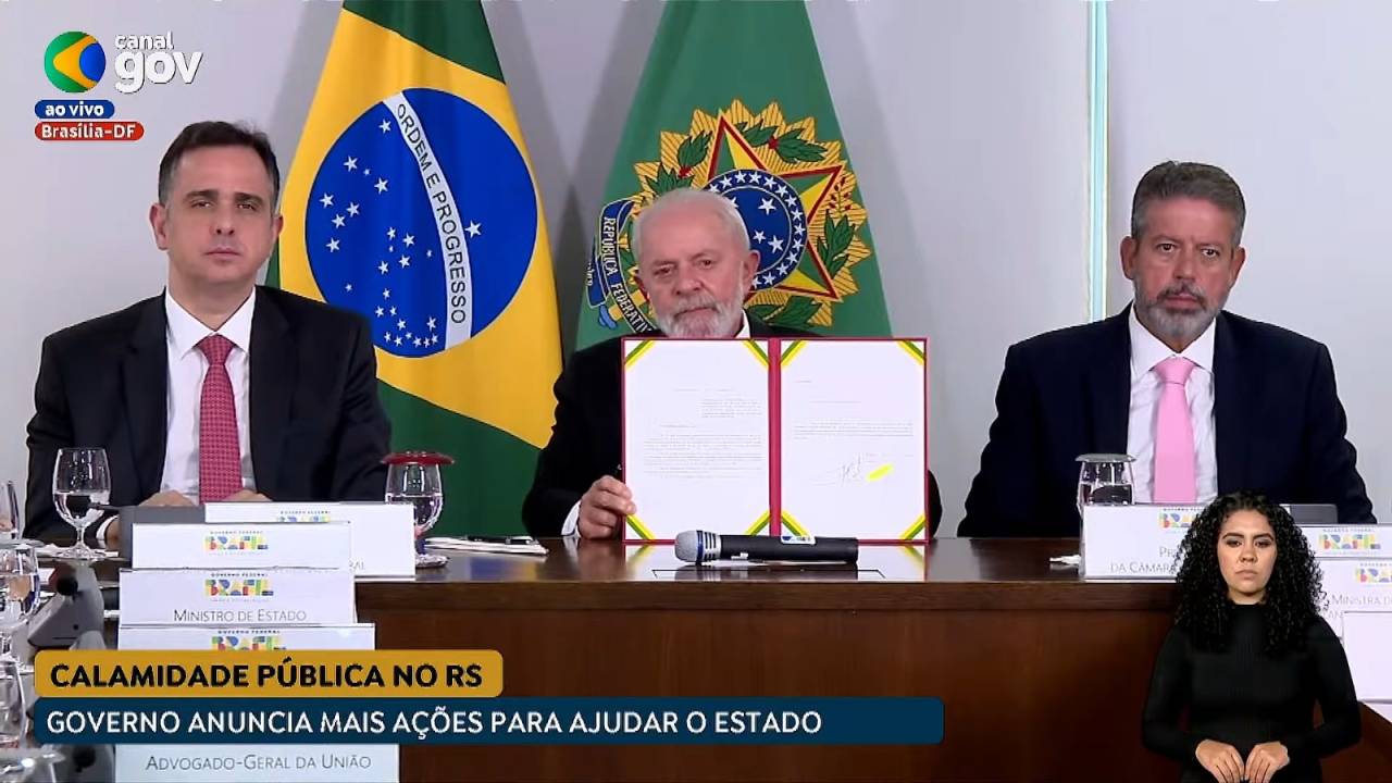 O presidente Luiz Inácio Lula da Silva exibe mensagem enviada ao Congresso, entre os presidentes do Senado, Rodrigo Pacheco, e da Câmara dos Deputados, Arthur Lira