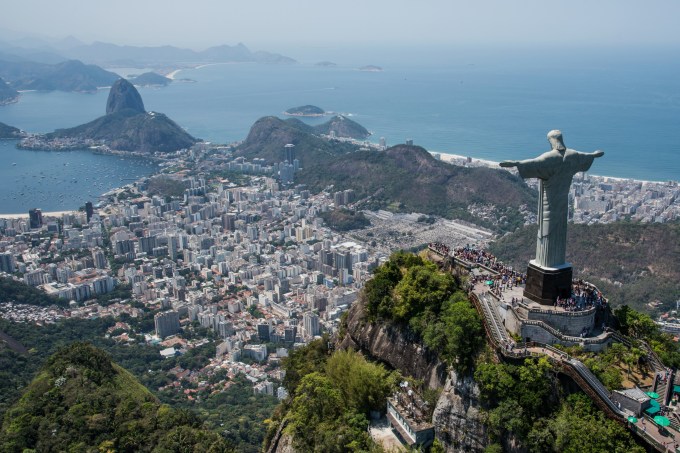Vista aérea do Cristo Redentor, no Rio de Janeiro