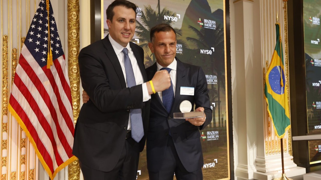 Alexandre Birman (à dir.) com o prêmio da Câmara de Comércio Brasil-EUA e John Tuttle com a pulseira em homenagem ao Rio Grande do Sul