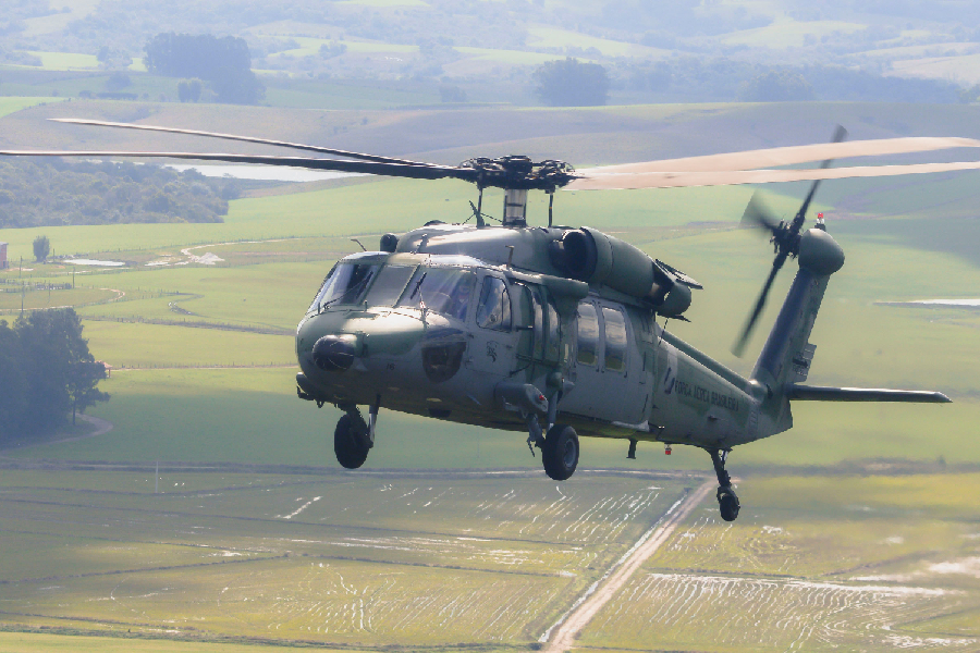 Helicóptero H-60L "Black Hawk" da Força Aérea Brasileira (FAB), um dos muitos veículos militares que atuam no resgate e auxílio às vítimas das chuvas no Rio Grande do Sul