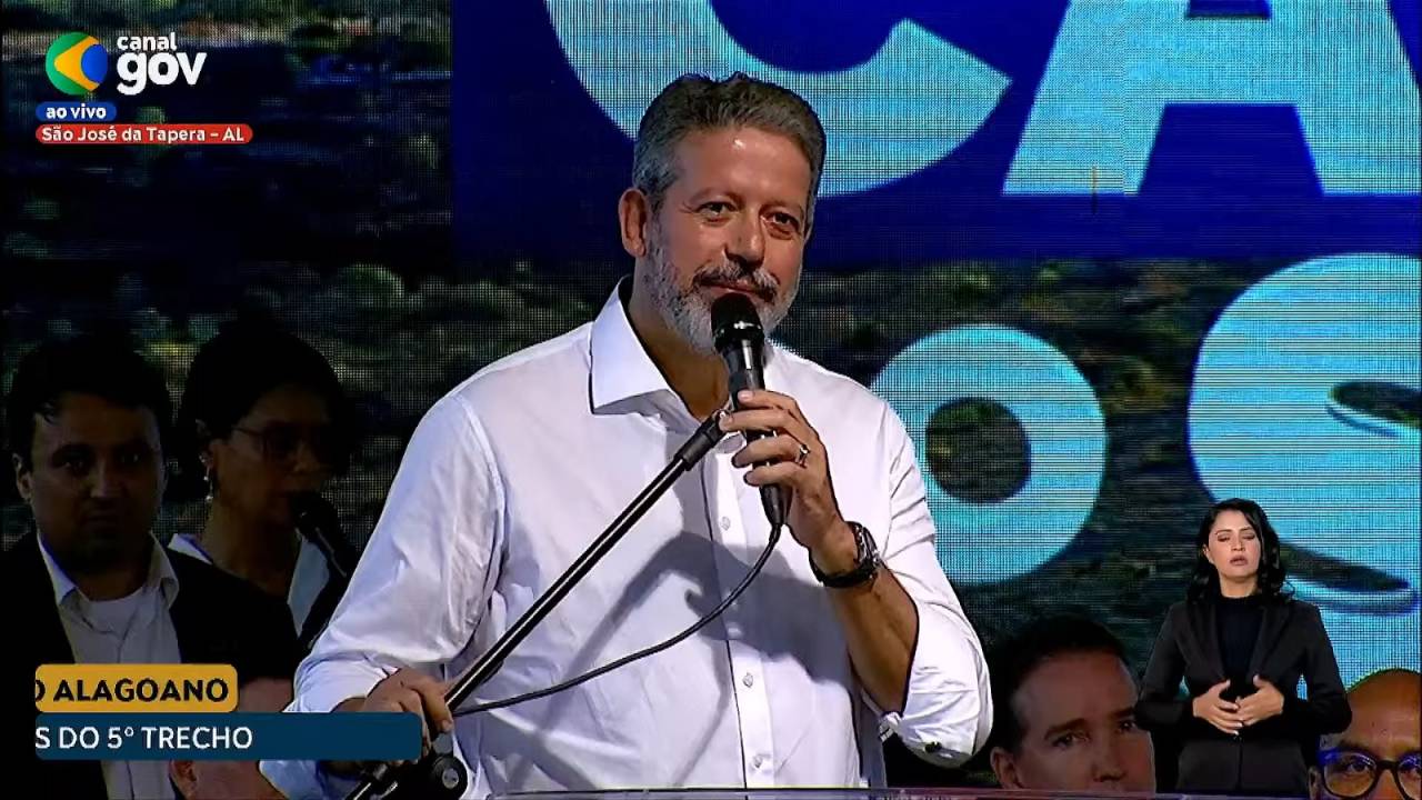 O presidente da Câmara dos Deputados, Arthur Lira, discursa durante evento em São José da Tapera com o presidente Lula
