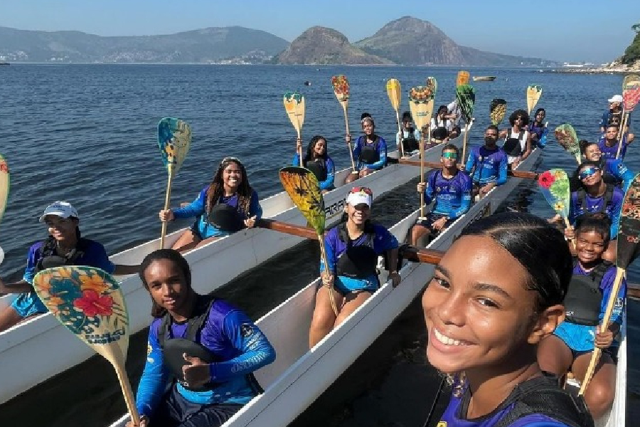 Atletas de Canoa Havaiana treinadas pelo Programa Forças no Esporte (Profesp), da Marinha, que irão representar o Brasil na competição mundial no Havaí