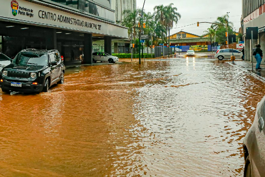 Ruas do centro de Porto Alegre estão inundadas após rompimento de casa de bombas que mantém nível do Rio Guaíba