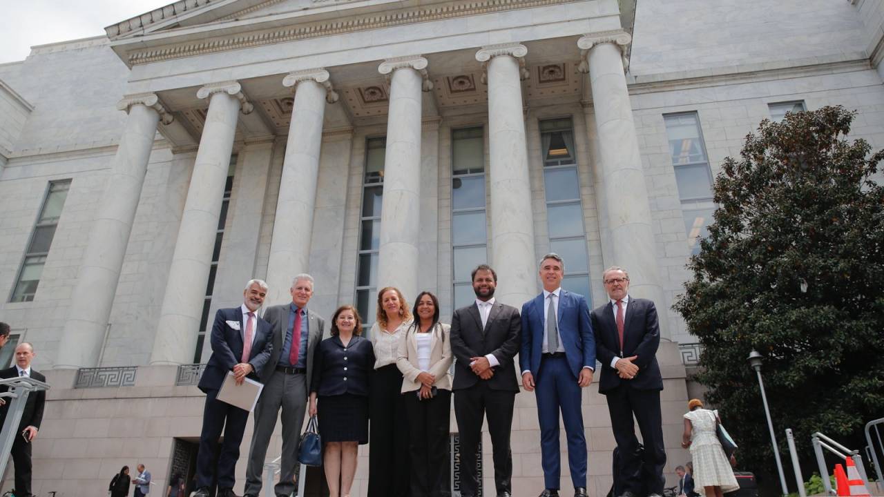 Comitiva da CPMI do 8 de Janeiro com congressistas democratas, em frente ao Capitólio
