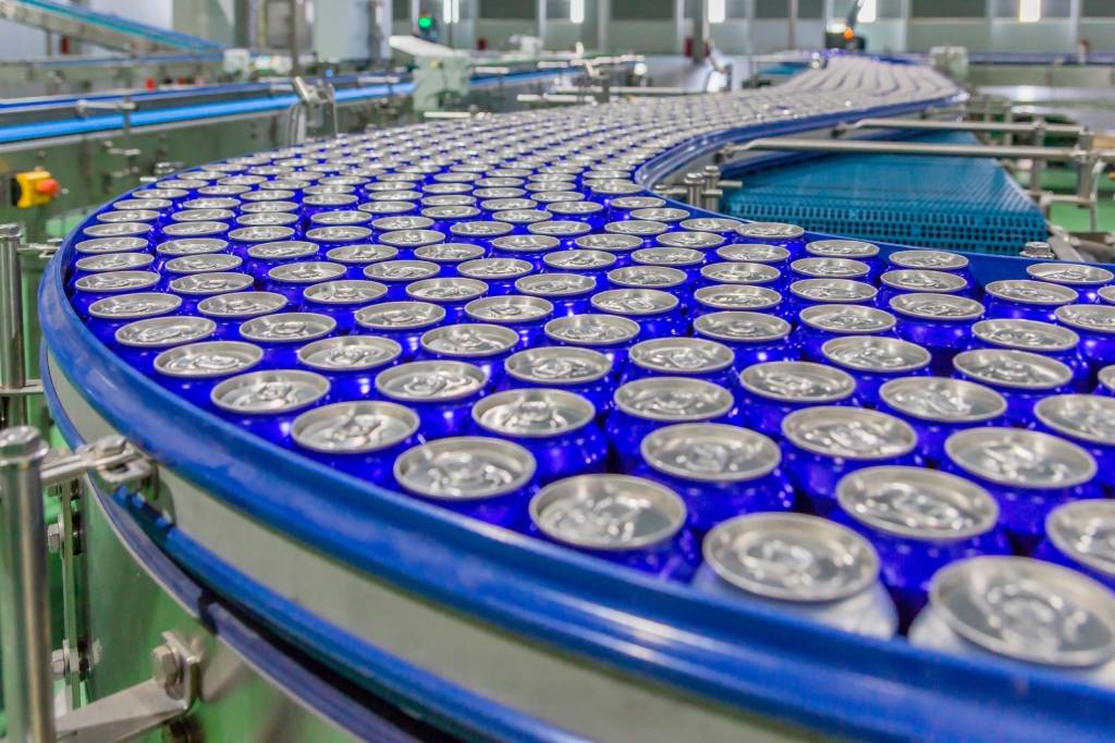 Ambev interrompe produção de cerveja para envasar água potável para o RS