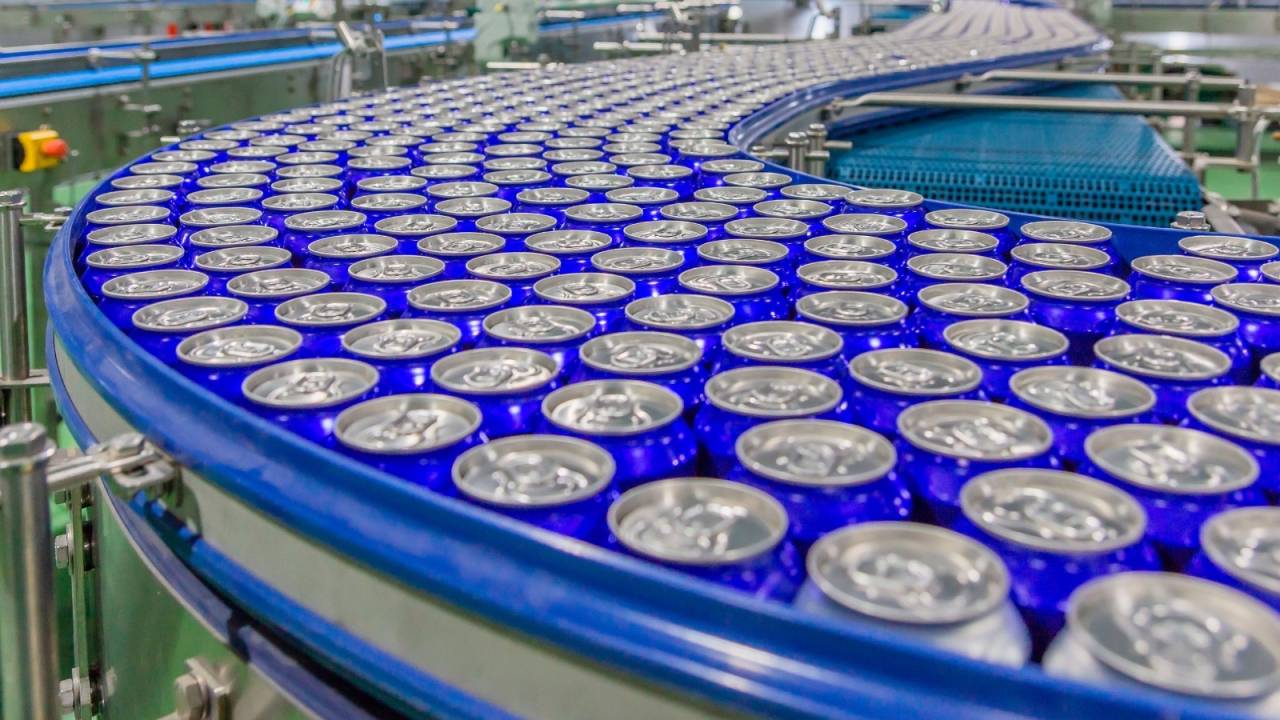A Ambev interrompeu produção de cerveja para envasar água potável para o Rio Grande do Sul