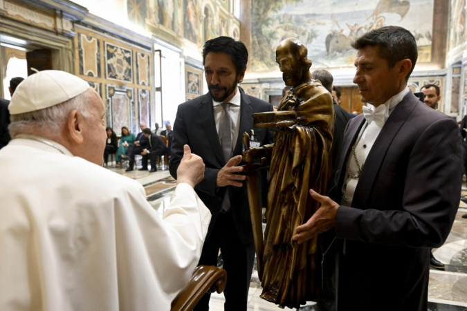O papa Francisco e o prefeito de São Paulo, Ricardo Nunes, no Vaticano