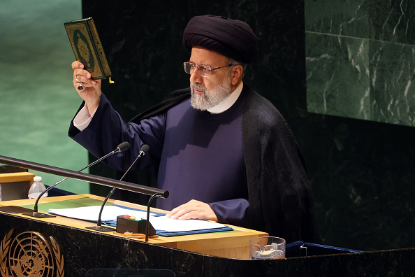 Presidente do Irã, Ebrahim Raisi, segurando o Alcorão durante Assembleia Geral da ONU. 19/09/2023