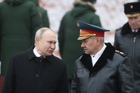 Presidente russo, Vladimir Putin, e seu antigo ministro da Defesa, Sergei Shoigu, durante uma cerimônia no Dia do Defensor da Pátria. 23/02/2024