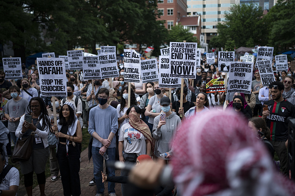 Estudantes pró-palestinos manifestando na Universidade George Washington, nos EUA. 07/05/2024