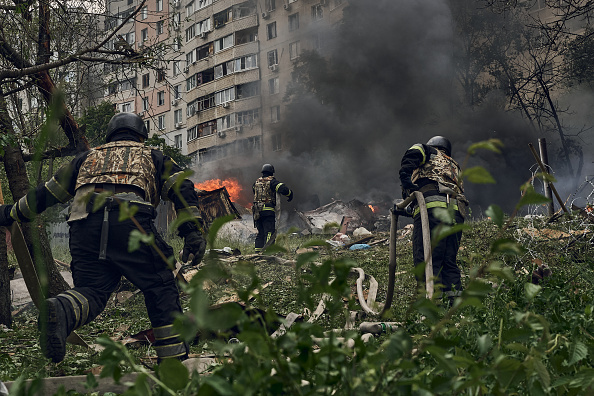 Serviços de emergência ucranianos apagando um incêndio após um ataque aéreo russo na região de Kharkiv, nordeste da Ucrânia. 14/05/2024