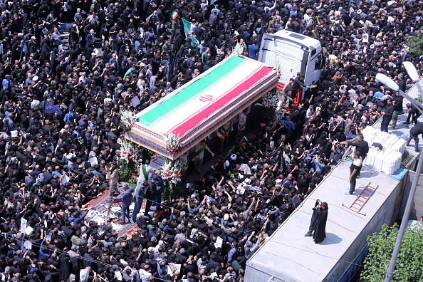 Milhares de pessoas reunidas no Teerã para o funeral do presidente iraniano Ebrahim Raisi, que morreu em um acidente de helicóptero neste domingo, 19. 22/05/2024