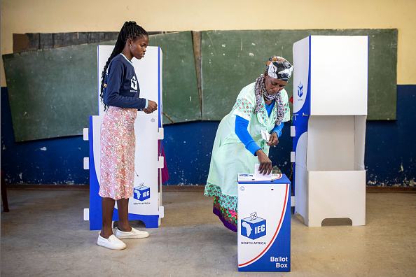 Mulheres votando nas eleições para escolher o novo parlamento da África do Sul na cidade de Nkandla. 29/05/2024