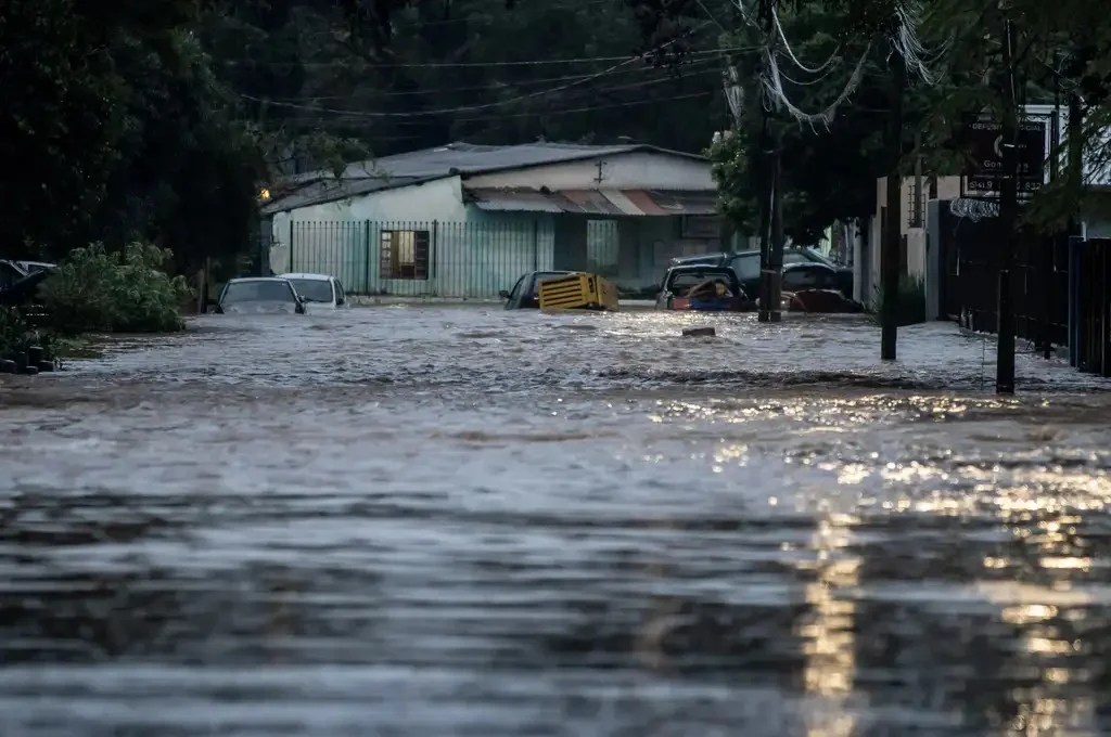 Devido às fortes chuvas, o bairro de Cavalhadas, em Porto Alegre, Rio Grande do Sul, ficou alagado (23/05/2024)
