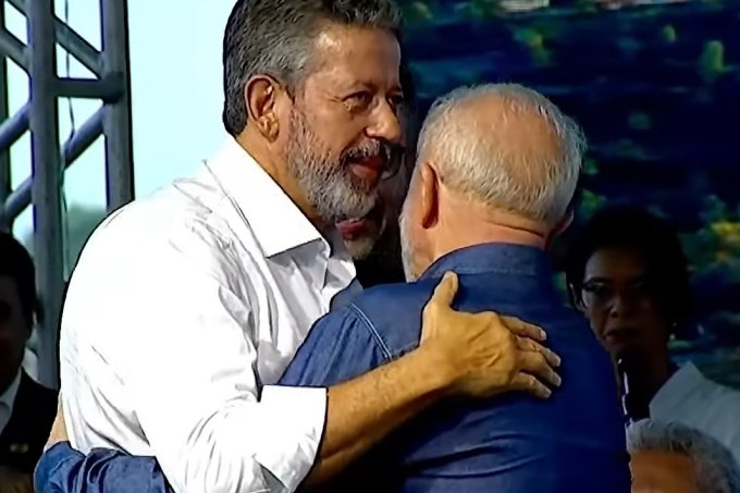 O presidente da Câmara dos Deputados, Arthur Lira, abraça o presidente da República, Luiz Inácio Lula da Silva, durante evento em Alagoas nesta quinta-feira