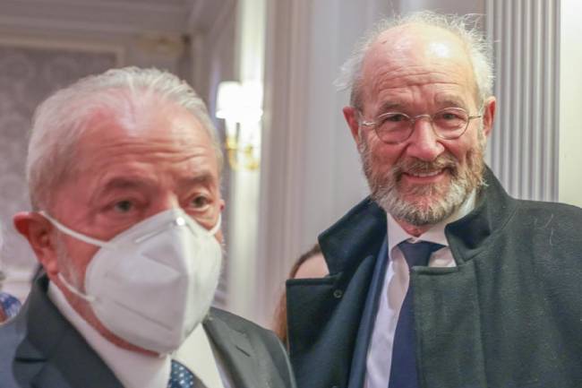 lula-assange-john-shipton (1) O presidente Luiz Inácio Lula da Silva e o pai de Julian Assange, John Shipton, durante encontro ocorrido na França em 2021